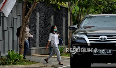 Tim Lembaga Perlindungan Saksi dan Korban (LPSK) keluar dari kediaman istri mantan Kadiv Propam Polri Irjen Ferdy Sambo, Putri Candrawathi di Jalan Saguling III, Kompleks Pertambangan, Duren Tiga, Jakarta Selatan, Selasa (9/8/2022). Kunjungan LPSK tersebut dalam rangka pemeriksaan atau asesmen psikologis terhadap Putri yang sebelumnya mengajukan permohonan perlindungan kepada LPSK sebagai korban dugaan pelecehan dalam kasus kematian Brigadir J. Republika/Thoudy Badai