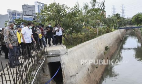 Menteri Agraria dan Tata Ruang (ATR) dan Badan Pertanahan Nasional (BPN) Sofyan Djalil (kedua kiri) bersama Menteri PUPR Basuki Hadimuljono (kiri) meninjau aliran Kali Cakung di kawasan Grand Kota Bintang, Kota Bekasi, Jawa Barat, Rabu (27/1/2021).