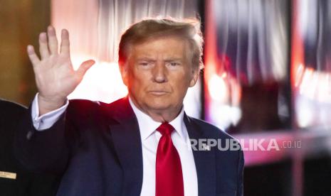 Mantan presiden Donald J Trump meninggalkan Trump Tower dalam perjalanan menghadiri konferensi praperadilan di gedung pengadilan New York di New York, New York, AS, (15/2/2024). 