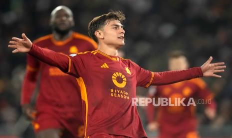 Penyerang AS Roma, Paulo Dybala, berselebrasi setelah mencetak gol ke gawang Udinese dalam lanjutan Serie A Liga Italia, Senin (27/11/2023) dini hari WIB. 