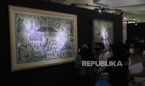 Pengunjung mengamati karya seni wayang beber yang dipajang pada Pameran Nasional Wayang Beber di Institut Seni Indonesia (ISI) Solo, Jawa Tengah, Senin (25/10/2021). Pameran digelar untuk menjaga eksistensi wayang beber sekaligus menggali kekayaan seni visual yang dimiliki bangsa Indonesia. 