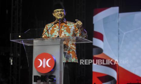 Gubernur DKI Jakarta Anies Baswedan memberikan sambutan pada Milad ke-20 PKS di Istora Senayan, Jakarta, Ahad (29/5/2022). Milad ke-20 PKS yang dihadiri oleh ribuan anggota simpatisan PKS, ketua umum partai dan tokoh-tokoh nasional itu bertemakan Kolaborasi Melayani Indonesia. Republika/Putra M. Akbar