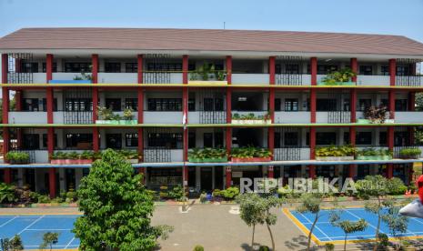 Suasana tempat kejadian siswi kelas 6 SD yang diduga terjatuh dari lantai 4 SDN 06 Petukangan Utara. Pemprov DKI fokus dalam pemulihan trauma siswa di SDN 06 Pesanggrahan.