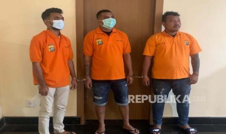 Tiga dari tujuh debt collector yang melakukan tindak pidana pada saat melakukan pengambilan secara paksa mobi milik selebgram Clara Shinta ditangkap dan ditetapkan jadi tersangka. Kamis (23/2). 