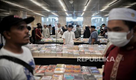 Pengunjung mengamati buku saat acara Bazar buku  Republika Ramadhan Festival 2023 di area aula Al-Fatah Masjid Istiqlal, Jakarta, Jumat (7/4/2023). Republika Ramadhan Festival 2023 bertajuk Gaya Hidup Halal untuk Kebangkitan Ekonomi dengan pembahasan seputar ekonomi syariah dan gaya hidup halal dengan harapan dapat menggerakan perekonomian melalui ekonomi syariah. Acara tersebut menghadirkan serangkaian kegiatan seperti bazar, talkshow, kajian keislaman, santunan hingga hiburan tersebut berlangsung hingga Sabtu (15/4/2023).