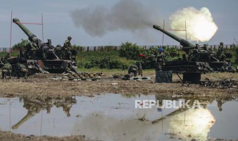  Dalam foto yang dirilis oleh Kantor Berita Militer Taiwan ini, senjata artileri Taiwan menembakkan peluru tajam selama latihan Han Guang yang diadakan di Taichung, Taiwan, pada hari Kamis, 16 September 2021. Latihan militer tahunan lima hari Han Guang di Taiwan dirancang untuk persiapan pasukan pulau untuk serangan oleh Cina, yang mengklaim Taiwan sebagai bagian dari wilayahnya sendiri.