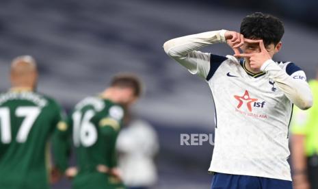 Pemain Tottenham Son Heung-min merayakan setelah mencetak keunggulan 4-0 selama pertandingan sepak bola Liga Premier Inggris antara Tottenham Hotspur dan Sheffield United di London, Inggris, 02 Mei 2021.