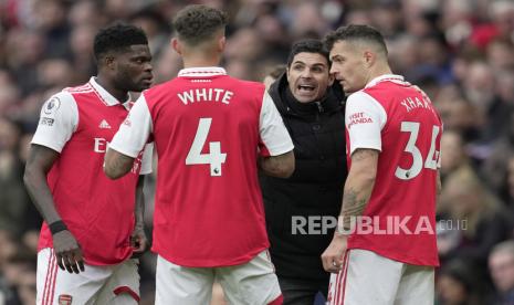  Manajer Arsenal Mikel Arteta (kedua kanan) berbicara kepada para pemainnya pada pertandingan sepak bola Liga Premier Inggris antara Arsenal dan Leeds United di Stadion Emirates di London, Sabtu (1/4/2023).