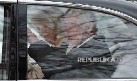 Raja Charles III melambai saat dia dan Ratu Camilla meninggalkan Clarence House dengan mobil di London, Selasa, 6 Februari 2024. Istana Buckingham mengungkapkan Raja memulai perawatan kanker.