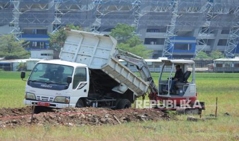 Petugas membuat akses jalan pada pembangunan tempat pembuangan sampah sementara (TPS) darurat di seputaran Stadion Gelora Bandung Lautan Api (GBLA), Gedebage, Kota Bandung, Selasa (12/9/2023). TPS Darurat yang berada di lokasi yang sebelumnya sempat direncanakan menjadi lokasi Pembangkit Listrik Tenaga Sampah (PLTSa) ini dapat menampung 30.000 meter kubik atau 10.000 ton sampah. Pembangunan TPS darurat tersebut sebagai salah satu upaya menanggulangi sampah di Kota Bandung yang semakin menumpuk sejak terbakarnya TPA Sarimukti.