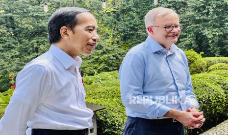  Foto selebaran yang disediakan oleh Istana Kepresidenan Indonesia menunjukkan Presiden Joko Widodo (kiri) dan Perdana Menteri Australia Anthony Albanese (kanan) mendengarkan pertanyaan dari media selama pertemuan mereka di kompleks istana kepresidenan Bogor di Bogor, Jawa Barat , 06 Juni 2022. Albanese melakukan kunjungan resmi ke Indonesia untuk mempererat hubungan bilateral kedua negara.