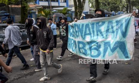 Massa yang tergabung dalam Aksi Kamisan Bandung bersama mahasiswa melakukan aksi di Jalan Trunojoyo, Kota Bandung, Selasa (13/9/2022). Dalam aksi tersebut mereka menolak keputusan pemerintah menaikkan harga bahan bakar minyak (BBM) di tengah beban rakyat yang semakin berat akibat pandemi Covid-19 dan naiknya harga kebutuhan pokok. Republika/Abdan Syakura