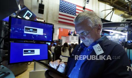 Pialang Wall Street. Saham utama Wall Street rata-rata mengalami penurunan lebih dari satu persen pada Rabu (2/12). 