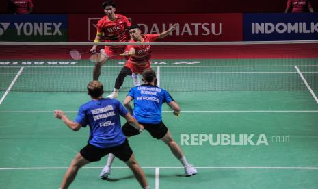 Pebulu tangkis ganda putra Indonesia Daniel Marthin (kiri atas) dan Leo Rolly Carnando (kanan atas) mengembalikan kok ke arah ganda campuran Denmark Daniel Lundgaard dan Mads Vestergaard pada babak perempat final Daihatsu Indonesia Masters 2024 di Istora Senayan, Gelora Bung Karno (GBK), Jakarta, Jumat (26/1/2024). Leo dan Daniel berhasil melaju ke babak semi final setelah memenangi pertandingan 21-14 dan 21-12.