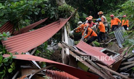 Rumah rusak akibat gempa (ilustrasi). Satu rumah yang berada di Kabupaten Sukabumi, Jawa Barat yang terdampak gempa Magnitudo 5,2 akhirnya ambruk.