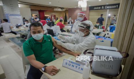 Vaksinator menyuntikan vaksin Covid-19 kepada pedagang pasar Tanah Abang di Pasar Tanah Abang Blok A, Jakarta, Rabu (17/1). Pemerintah pusat melalui Kementerian Kesehatan menggelar vaksinasi tahap kedua untuk pedagang pasar Tanah Abang dengan target 1.500 orang pedagang pada hari ini. Republika/Thoudy Badai