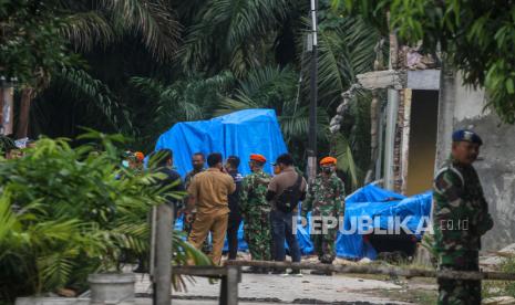 Personel TNI Lanud Roesmin Nurjadin berjaga di dekat pesawat tempur TNI AU jenis Hawk 200 TT 0209 yang jatuh di pemukiman warga di Desa Kubang Jaya, Kabupaten Kampar, Riau, Selasa (16/6/2020). Bangkai pesawat yang telah ditutup terpal berwarna biru itu belum dievakuasi karena masih akan dilakukan proses investigasi