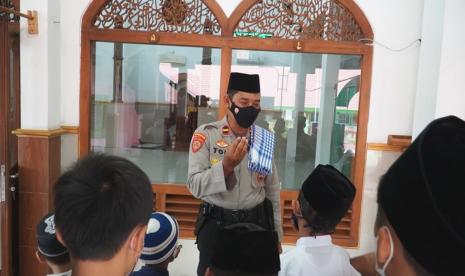 Subhanallah! Polisi di Ponorogo Ini Ajarkan Ngaji dan Azan pada Anak-anak