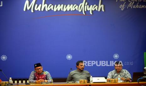 Ketua Majelis Hukum dan HAM PP Muhammadiyah, Trisno Raharjo (dari kiri ke kanan), Ketua Pusat Kajian Antikorupsi (PUKAT) UGM Totok Dwi Diantoro, dan Wakil Ketua MHH PP Muhammadiyah Rahmat Muhajir Nugroho menyampaikan paparan terkait perpanjangan masa jabatan ketua KPK di Gedung PP Muhammadiyah, Yogyakarta, Selasa (12/6/2023). MHH PP Muhammadiyah menolak hasil putusan MK terkait perpanjangan masa jabatan ketua KPK. Dan meminta pemerintah untuk melanjutkan proses seleksi pimpinan KPK 2023-2027.