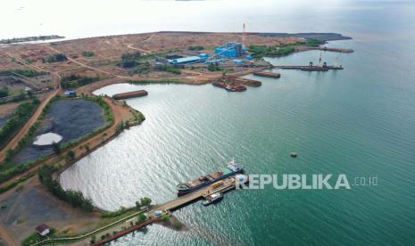 Foto udara aktivitas bongkar muat nikel di areal pabrik smelter milik PT Antam di Kecamatan Pomalaa, Kolaka, Sulawesi Tenggara, Sabtu (17/12/2022). PT Antam mengoperasikan tiga tambang dan pabrik pengolahan feronikel (feni) di Pomalaa sejak tahun 1968 dengan kapasitas produksi nikel di tambang ini mencapai 6000 Tni/A (Ton Nikel per tahun) dengan hasil produksi baik berupa ore (tanah mengandung nikel) maupun nikel itu sendiri diekspor ke Jepang, China dan Eropa. 