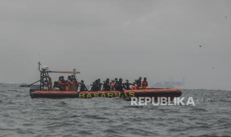 Basarnas melanjutkan operasi SAR pesawat Sriwijaya Air nomor penerbangan SJ 182, di perairan Kepulauan Seribu, Jakarta, Jumat (14/1/2021). Tim SAR gabungan pada hari ketujuh kembali melakukan pencarian Cockpit Voice Recorder (CVR) atau perekam suara kokpit dari pesawat Sriwijaya Air Penerbangan SJ 182 yang jatuh di antara Pulau Laki dan Pulau Lancang pada Sabtu (9/1/2021). 