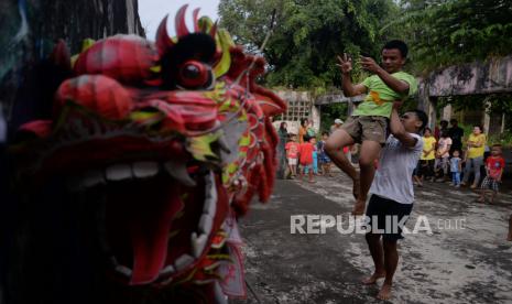 Pemain dari Kesenian Naga Merah Putih saat berlatih di kawasan Babakan Pasar, Kota Bogor, Jawa Barat, Rabu (18/1/2023). Latihan Liong dan Barongsai yang diikuti oleh warga sekitar tersebut untuk persiapan dalam rangka memeriahkan Tahun Baru Imlek dan Cap Go Meh.