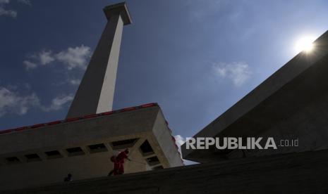 Petugas Pemadam Kebakaran menyemprotkan cairan disinfektan di kawasan Monumen Nasional (Monas), Jakarta, Rabu (17/6/2020). Penyemprotan cairan disinfektan untuk mencegah penyebaran COVID-19 di kawasan Monas.