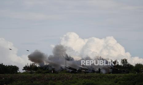  Tentara Taiwan menembakkan artileri selama latihan tembakan langsung di Pingtung, Taiwan, 09 Agustus 2022. Militer Taiwan mengadakan latihan tembakan langsung untuk mensimulasikan pertahanan negara terhadap invasi China, menyusul latihan tembakan langsung China baru-baru ini di enam wilayah maritim sekitar Taiwan.