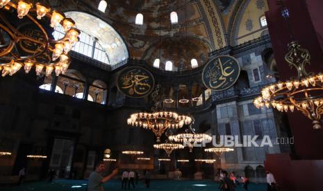 Orang-orang di Hagia Sophia setelah sholat Jumat saat upacara pembukaan resmi Hagia Sophia sebagai masjid di Istanbul, Turki, 24 Juli 2020. Masjid Agung Hagia Sophia Siap Gelar Tarawih Perdana dalam 88 Tahun