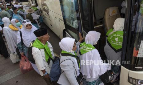 Jamaah haji kloter SUB 38 menaiki bus di Hotel 603 kawasan Raudhah, Mekah, Arab Saudi, Senin (10/7/2023). Sebanyak 20 kloter jamaah haji gelombang kedua mulai diberangkatkan ke Madinah untuk menjalankan ibadah sunah arbain selama 40 waktu.  