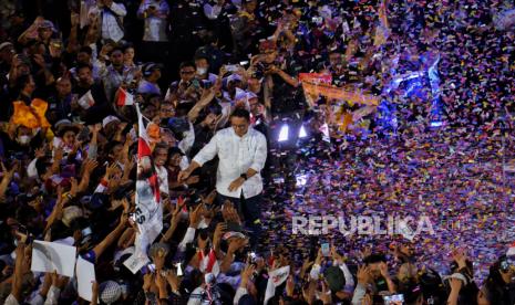 Bakal Calon Presiden (capres) dari Koalisi Perubahan untuk Persatuan (KPP) Anies Baswedan menyapa relawan usai menyampaikan pidato politiknya dalam acara Temu Kebangsaan Relawan Anies Baswedan bertajuk Perubahan untuk Keadilan Sosial di Tenis Indoor Senayan, Jakarta, Ahad (21/5/2023). Dalam Pidatonya Anies menyampaikan beberapa poin salah satunya terkait aktivitas tirakatnya saat bulan Ramadhan 1444 Hijriah. Selain itu, Anies juga menyinggung beberapa topik  yakni kasus dugaan korupsi menara BTS yang menjerat mantan Menkominfo sekaligus kader partai Nasdem yakni Johnny G. Plate dan merajalelanya mafia di Indonesia. Pada penutupan pidato, Anies juga mengajak relawan untuk berani menunjukan pilihannya dalam menyambut Pilpres 2024 mendatang.