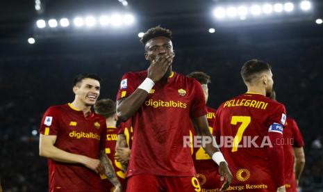 Pemain Roma Tammy Abraham melakukan selebrasi  dengan rekan satu timnya setelah mencetak gol 2-0  pada pertandingan sepak bola Serie A Italia AS Roma vs Empoli FC di stadion Olimpico di Roma, Italia,  Ahad (5/2/2023) dini hari WIB.