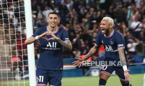 Angel Di Maria (kiri) dari Paris Saint Germain (kiri) merayakan dengan rekan setimnya Neymar Jr (kanan) setelah mencetak keunggulan 5-0 selama pertandingan sepak bola Ligue 1 Prancis Paris Saint Germain vs FC Metz di stadion Parc des Princes di Paris, Prancis, 21 Mei 2022.