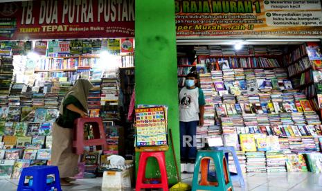 Pedagang menunggu pembeli buku di Pasar Buku Shopping Center, Yogyakarta, Rabu (18/8). Pedagang tetap membuka toko buku meski sangat sepi pembeli selama pemberlakuan PPKM. Komplek penjualan buku ini baru dibuka saat pelonggaran PPKM Level 4 dua minggu lalu. Selain itu, pasar juga harus tutup pada jam 3 sore.