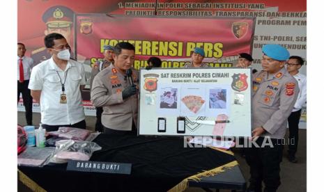 Kepala Polres (Kapolres) Cimahi AKBP Aldi Subartono memperlihatkan barang bukti kasus pembegalan pengemudi ojek online (ojol) di Kabupaten Bandung Barat, saat konferensi pers di Markas Polres Cimahi, Kota Cimahi, Senin (29/5/2023). 