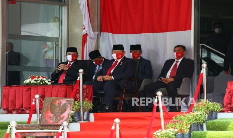 Presiden RI ke-6 Susilo Bambang Yudhoyono (tengah) mengikuti upacara HUTke-77 RI di Kedutaan Besar Republik Indonesia Kuala Lumpur, Rabu (17/8/2022). Kedutaan Besar Republik Indonesia Kuala Lumpur menggelar upacara dan syukuran bersama perwakilan masyarakat Indonesia di Malaysia secara terbatas untuk memperingati HUT ke-77 Kemerdekaan Republik Indonesia. 