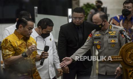 Ketua Tim Gabungan Khusus Polri yang juga Irwasum Polri Komjen Agung Budi Maryoto (kanan) bersama Kabareskrim Polri Komjen Agus Andrianto (kedua kiri) dan Dirtipidum Bareskrim Polri Brigjen Pol Andi Rian Djajadi (kiri) bersiap memberikan keterangan saat konferensi pers di Mabes Polri, Jakarta, Jumat (19/8/2022). Polri menetapkan istri mantan Kadiv Propam Polri Irjen Ferdy Sambo, Putri Candrawathi sebagai tersangka pada kasus pembunuhan Brigadir Yosua Hutabarat, berdasarkan pemeriksaan mendalam dengan scientific crime investigation, alat bukti dan gelar perkara. Republika/Putra M. Akbar