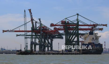 Kapal kargo bersandar di Terminal Teluk Lamong, Surabaya, Jawa Timur. Badan Pusat Statistik (BPS) mencatatkinerja ekspor Jatim pada September 2021 meningkat 0,17 persen dibandingkan Agustus 2021, yaitu dari 1,98 miliar dolar AS menjadi 1,99 miliar dolar AS, yang disebabkan peningkatan kinerja ekspor sektor migas.