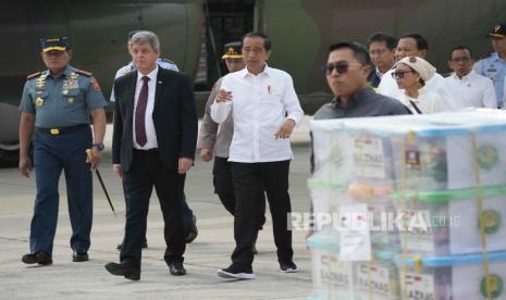 Presiden Indonesia Joko Widodo (tengah) berjalan bersama Duta Besar Palestina untuk Indonesia Zuhair Al-Shun (kedua dari kiri) berjalan saat peninjauan bantuan untuk warga Palestina di Gaza, sebelum pemberangkatan di pangkalan udara Halim Perdanakusuma di Jakarta, Indonesia, Sabtu (4/11/2023). Pemerintah Indonesia pada hari Sabtu mengirimkan gelombang pertama bantuan kemanusiaan untuk masyarakat di Gaza, bantuan pertama negara tersebut sejak perang Israel-Hamas dimulai.