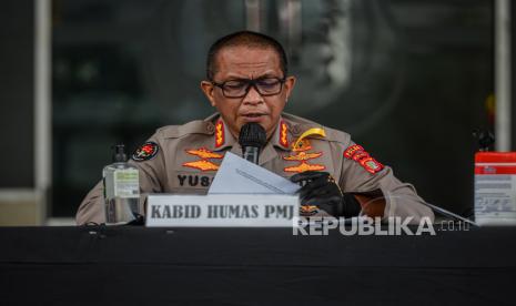 Kabid Humas Polda Metro Jaya Kombes Yusri Yunus saat memberikan keterangan pers terkait pelanggaran yang terjadi saat penerapan PPKM Darurat di Polda Metro Jaya, Rabu (7/7). Dalam konferensi pers tersebut Polda Metro Jaya menetapkan tiga orang tersangka dari dua perusahaan yang kedapatan melanggar aturan Pemberlakuan Pembatasan Kegiatan Masyarakat (PPKM) Darurat di Jakarta. Pelanggaran di dua perusahaan itu diketahui berdasarkan hasil patroli yang dilakukan oleh Satgas Gakkum Polda Metro Jaya bersama dengan Pemprov DKI pada Selasa (6/7) kemarin. Republika/Thoudy Badai