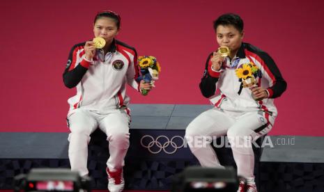  Peraih medali emas Greysia Polii, kiri, dan Apriyani Rahayu merayakan saat upacara perebutan medali emas ganda putri pada Olimpiade Musim Panas 2020, Senin, 2 Agustus 2021, di Tokyo, Jepang.