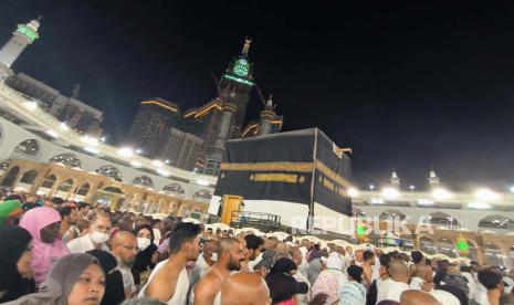 Di tengah proses penggantian kiswah Kabah di Masjidil Haram, Makkah, Arab Saudi pada Selasa (18/7/2023) malam bertepatan dengan awal dari tahun baru Islam pada 1 Muharram 1445 Hijriyah.