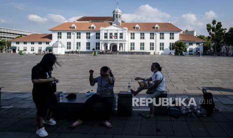 Wisatawan berlibur di kawasan Taman Fatahillah, kompleks Kota Tua, Jakarta.