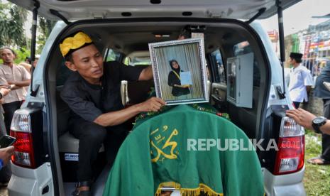 Keluarga dan kerabat korban kecelakaan bus karyawisata SMK Lingga Kencana Depok mengikuti prosesi pemakaman di Tempat Pemakaman Umum Islam (TPUI) Parung Bingung, Kota Depok, Jawa Barat, Ahad (12/5/2024). Enam dari sepuluh korban meninggal dunia akibat kecelakaan bus di Ciater Subang, dimakamkan di TPUI Parung Bingung, Kota Depok, Jawa Barat. Keenam korban tersebut ialah Dimas Aditya, Intan R. Giti, dan Mahesa usai ketiganya dishalatkan bersamaan di mushola setempat. Juga Intan Fauziah, Robiyatul Adawiyah, dan seorang guru bernama Suprayogi. Sebelumnya, kecelakaan tersebut terjadi diduga akibat bus yang mengangkut rombongan pelajar SMK asal Depok mengalami rem blong di turunan Ciater, Subang pada Sabtu (11/5) sekitar pukul 18.45 WIB. Akibat kejadian tersebut sebelas orang dinyatakan meninggal dunia diantaranya sembilan siswa dan satu guru SMK Lingga Kencana Depok serta satu pengendara motor.