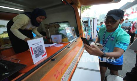 Sejumlah UMKM dengan metode pembayaran digital menggunakan QRIS hadir saat Pekan West Java Digital dan Sharia Economic Festival (DIGISEF) 2023, serta Pekan QRIS Nasional (PQN) Jawa Barat 2023 yang digelar Bank Indonesia (BI) Jawa Barat di halaman Gedung Sate, Kota Bandung, Ahad (20/8/2023). Kegiatan tersebut sebagai upaya sosialisasi untuk mendorong ekonomi dan keuangan digital sebagai sumber pertumbuhan ekonomi baru Jawa Barat yang berkelanjutan dan inklusif.