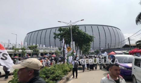 Suasana di luar Jakarta Internasional Stadium (JIS) saat Kumpul Akbar Amin, Sabtu (9/2/2024).