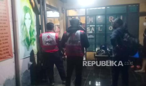 Pasangan suami istri (pasutri) ditemukan meninggal dunia di Jalan Kebon Gedang, RT 05 RW 03, Kelurahan Kebon Gedang, Kecamatan Batununggal, Kota Bandung, Senin (15/1/2024) malam. Diduga penyebab mereka meninggal dunia karena sakit. 