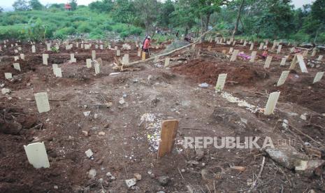 Tempat pemakaman khusus jenazah positif Covid-19 di TPU Cikadut, Kota Bandung, Senin (28/6). Seiring melonjaknya kasus Covid-19 di Kota Bandung, jenazah yang dimakamkan di tempat tersebut terus memenuhi lahan pemakaman. Seluas dua hektar lahan disiapkan pemkot Bandung di TPU Cikadut. Lahan seluas itu diperkirakan cukup untuk menampung sekitar lima ribu liang lahat.