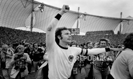 Kapten Jerman Barat Franz Beckenbauer melakukan selebrasi seusai mengalahkan Belanda pada pertandingan Final Piala Dunia di Stadion Olimpiade Munchen, Jerman, 7 Juli 1974.