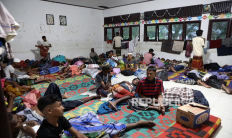 Pengungsi Rohingya berlindung di ruang kelas sekolah lokal yang disediakan oleh Pemerintah Daerah Aceh di Pidie, Aceh, Indonesia, 28 Desember 2022. 